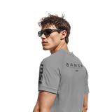 Camiseta gris MSI Raglán Gamer Series, ropa de manga larga para gamers con logo de MSI en el pecho, vista frontal.