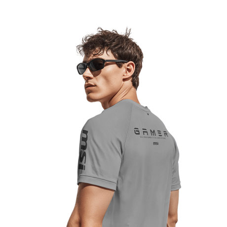 Camiseta gris MSI Raglán Gamer Series, ropa de manga larga para gamers con logo de MSI en el pecho, vista frontal.