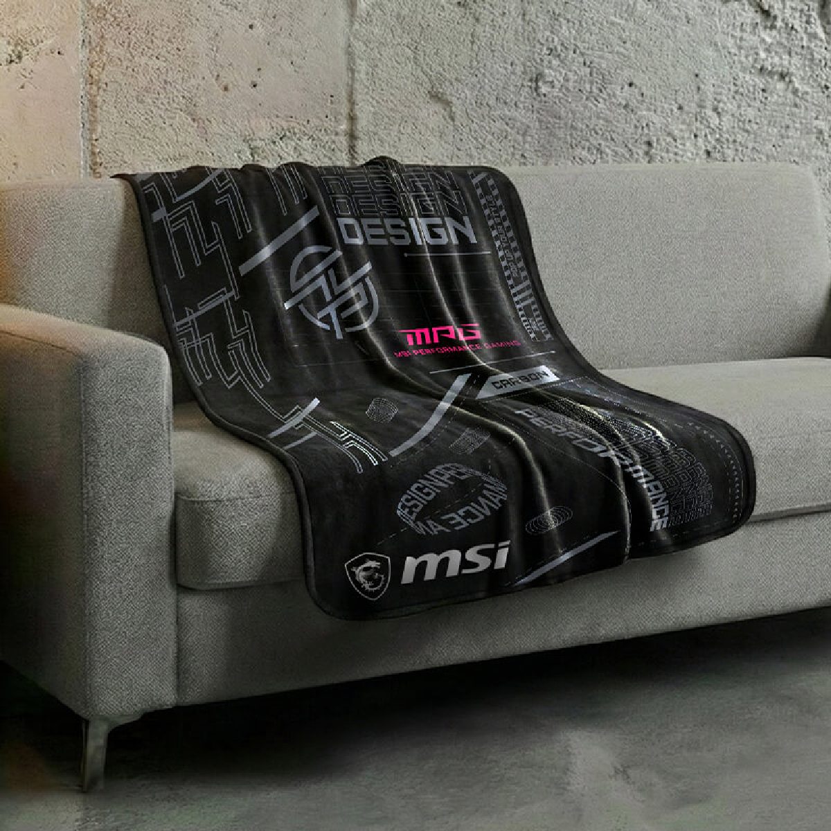 Manta de franela MSI MPG de color gris, suave y cálida, con el logo de MSI España en el centro.