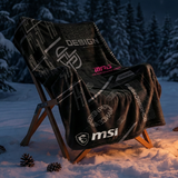 Manta de franela MSI MPG de color gris con logotipo de MSI en el centro, ideal para mantenerte cómodo.